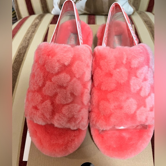 UGG NIB FLUFF YEAH SLIDE POPPY DESIGN STRAWBERRY SORBET COLOR SOFT SLIPPERS - Picture 1 of 17